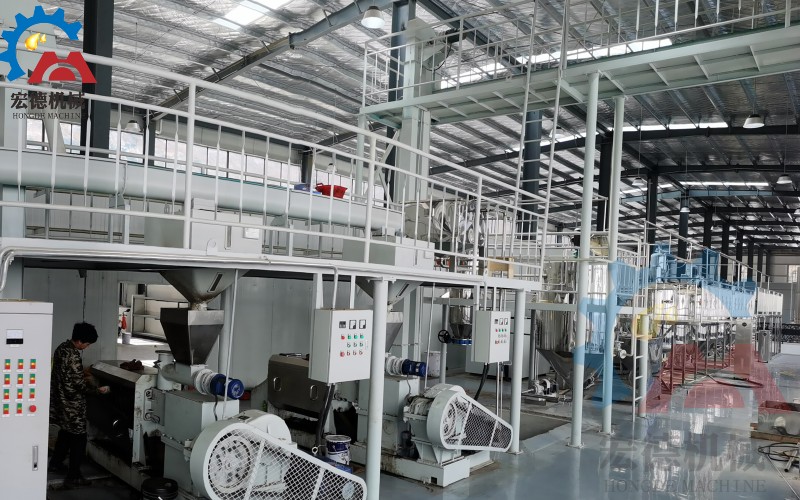 茶籽油加工設(shè)備廠家，宏德榨油機(jī)生產(chǎn)高質(zhì)量茶籽油